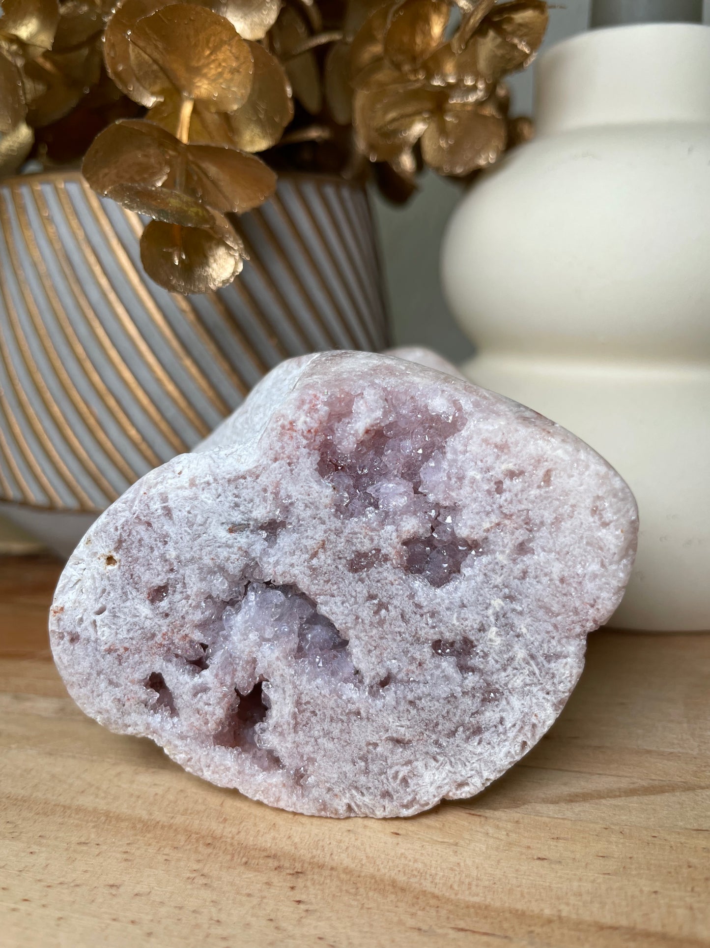Strahlender Pink Amethyst Cluster mit funkelnden kleinen Kristallen
