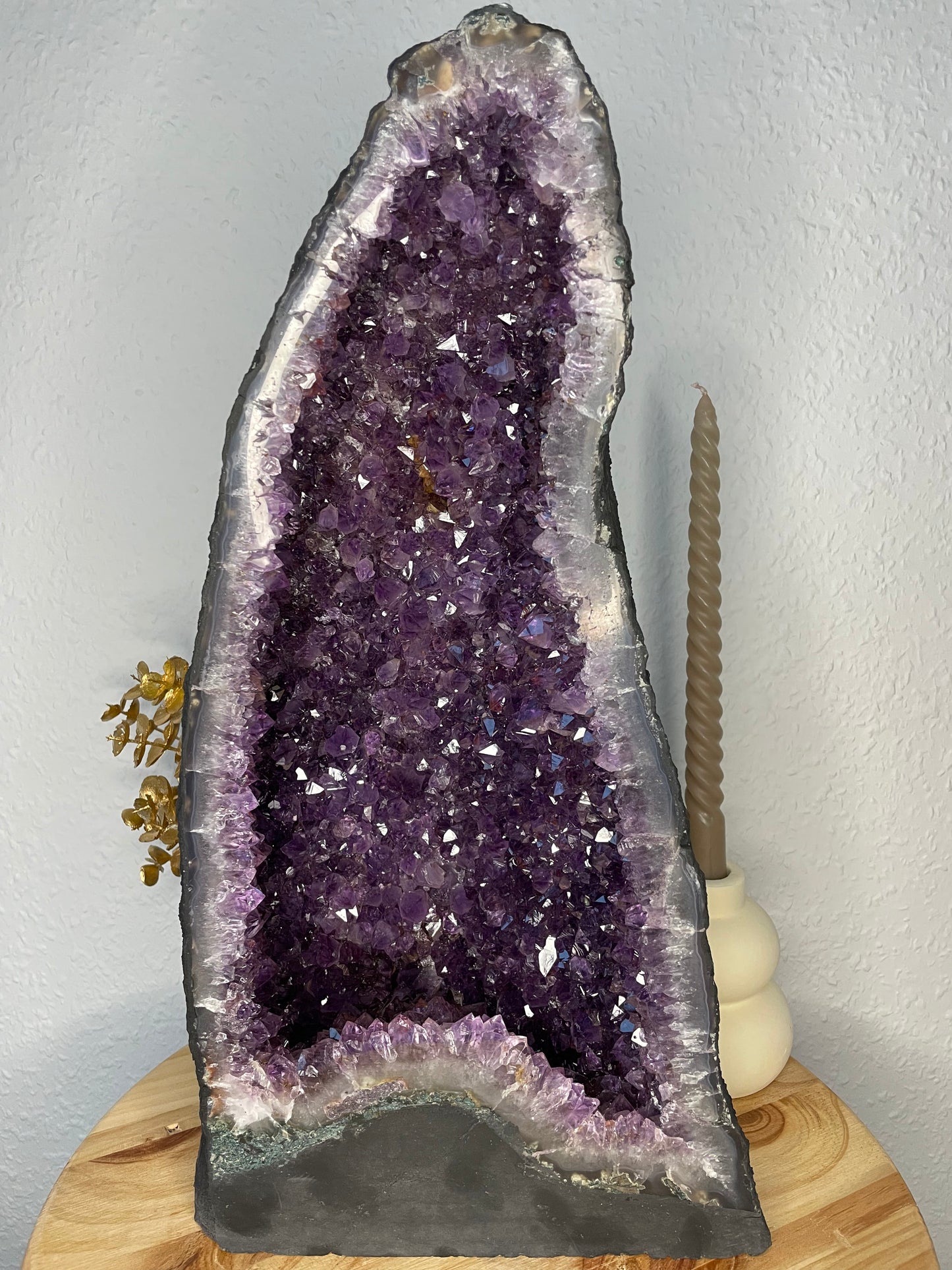 Exklusive Amethyst-Kathedrale mit dunklen Kristallen