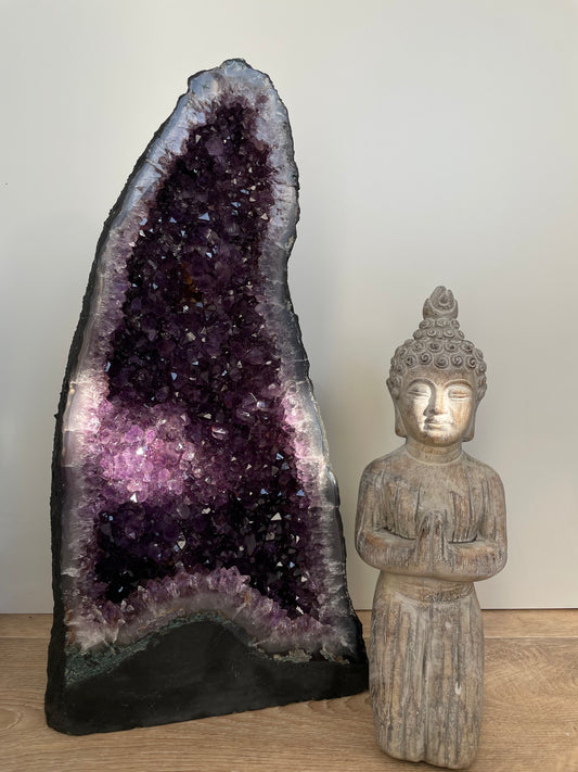 Exklusive Amethyst-Kathedrale mit dunklen Kristallen