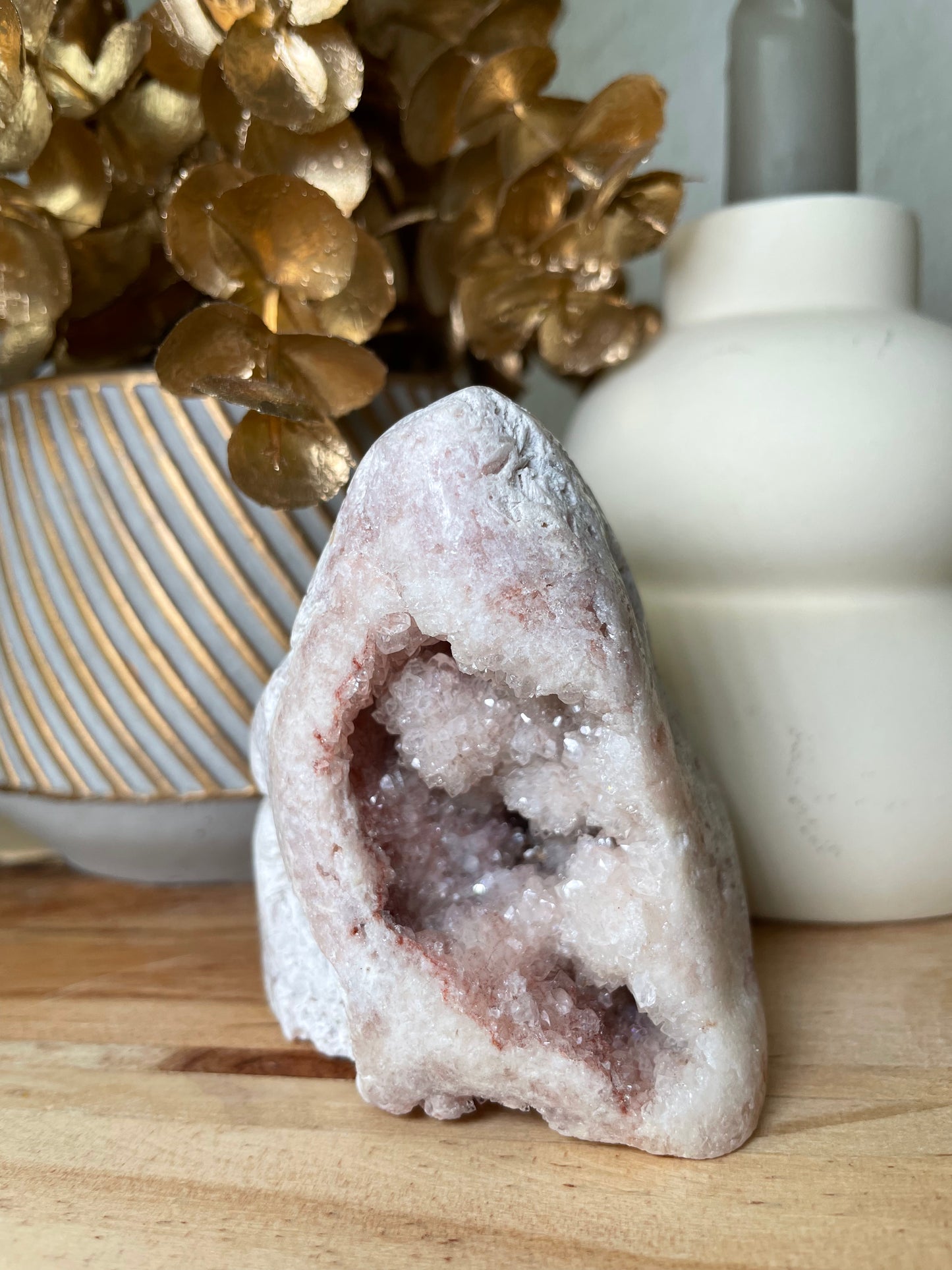Strahlender Pink Amethyst Cluster mit funkelnden kleinen Kristallen