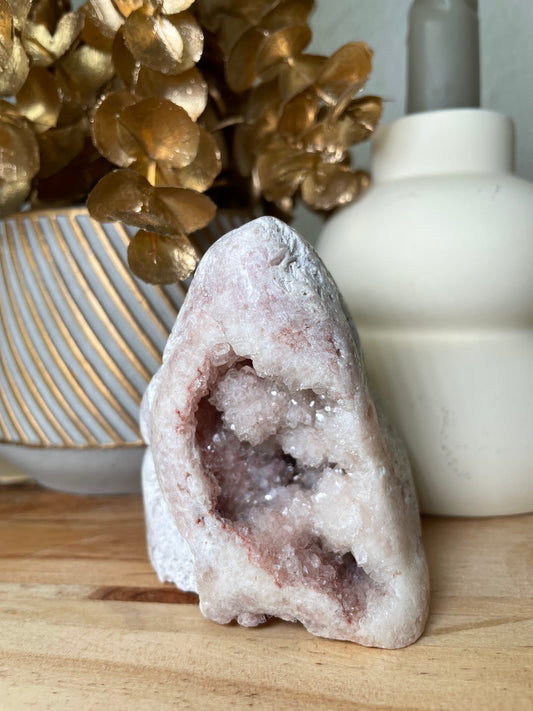 Strahlender Pink Amethyst Cluster mit funkelnden kleinen Kristallen