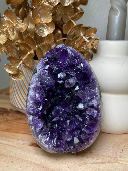Einzigartiges dunkelviolettes Amethyst-Ei