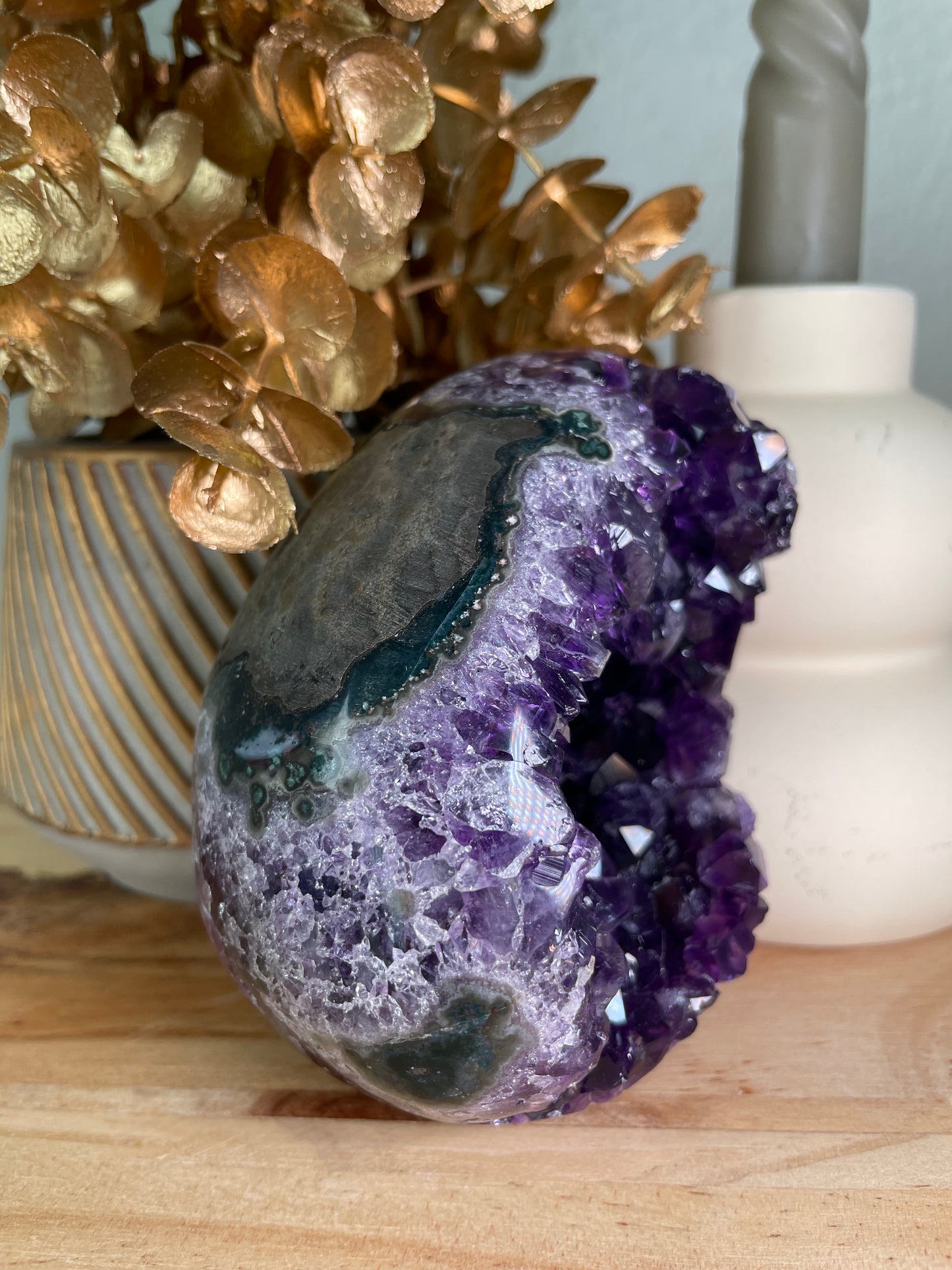 Einzigartiges dunkelviolettes Amethyst-Ei