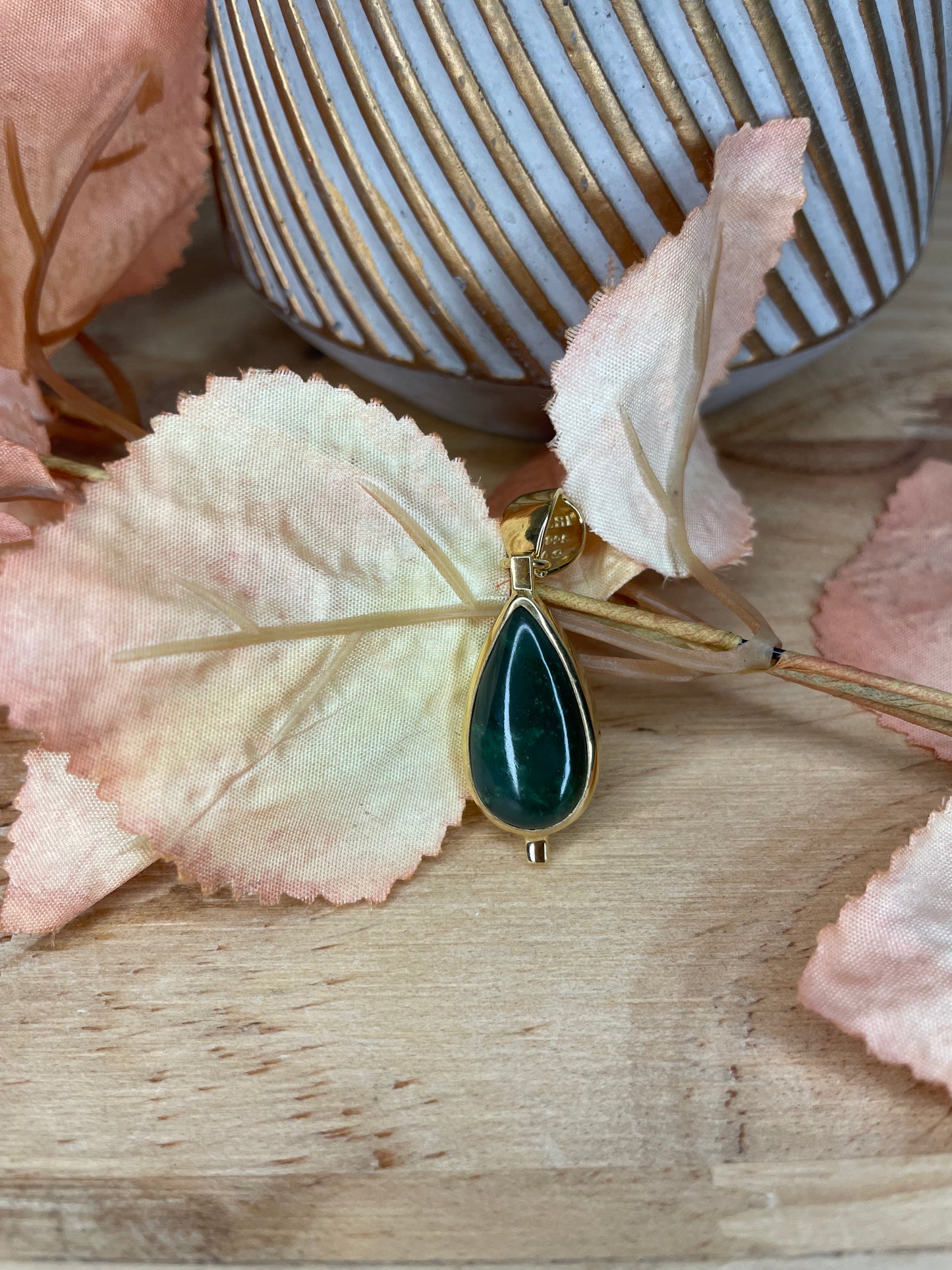 Nephrit-Jade Tropfenanhänger